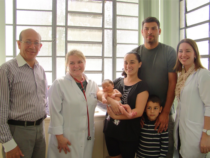 João Elias acompanha 'Teste do Coraçãozinho' feito na Clínica do Bebê